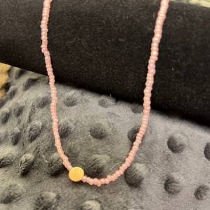 Perlenhalskette zarte rosa Rocailles Perlen mit roségold farbenem Anhänger, Kreis, Alltagsschmuck Bild 1