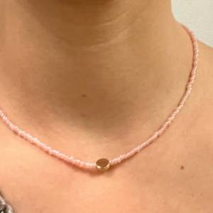 Perlenhalskette zarte rosa Rocailles Perlen mit roségold farbenem Anhänger, Kreis, Alltagsschmuck Bild 2