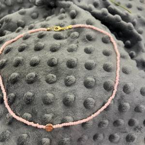 Perlenhalskette zarte rosa Rocailles Perlen mit roségold farbenem Anhänger, Kreis, Alltagsschmuck Bild 5