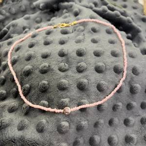 Perlenhalskette zarte rosa Rocailles Perlen mit roségold farbenem Anhänger, Kreis, Alltagsschmuck Bild 6
