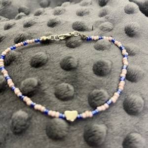 Zartes Perlenarmband „Silver Blue Heart“, royalblaue irisierende und silbergraue Rocailles mit silberfarbenem Herz, Humm Bild 1