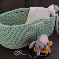 Babykorb für Neugeborene exklusiver Moseskorb gehäkelt grün mobiles Beistellbettcchen Bild 2