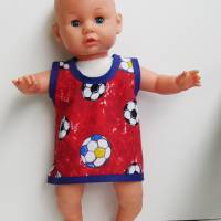 Puppenhängerchen, Schürzenkleid mit Jeans und Sommermütze, Puppenschürze Fußball, Schildrmütze,Stoff-Käppi, Stehpuppen Bild 3
