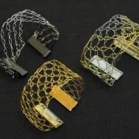 breite und flache im Löcherschlag geklöppelte Armbänder aus Gold- oder Silberdraht mit Magnetverschluss Bild 1