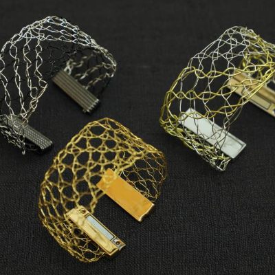 breite und flache im Löcherschlag geklöppelte Armbänder aus Gold- oder Silberdraht mit Magnetverschluss
