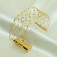 breite und flache im Löcherschlag geklöppelte Armbänder aus Gold- oder Silberdraht mit Magnetverschluss Bild 10