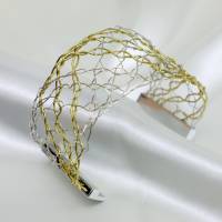 breite und flache im Löcherschlag geklöppelte Armbänder aus Gold- oder Silberdraht mit Magnetverschluss Bild 6