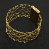 breite und flache im Löcherschlag geklöppelte Armbänder aus Gold- oder Silberdraht mit Magnetverschluss Bild 8