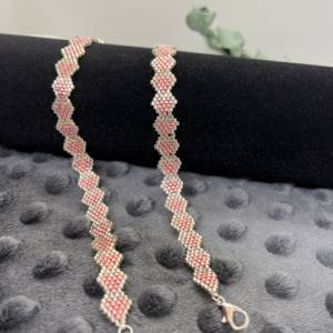 Romantisches Armband „Hearts of silver“, kleine Saatperlen in Herzform, in glänzendem Silber  und metallischem rosa, Val Bild 2