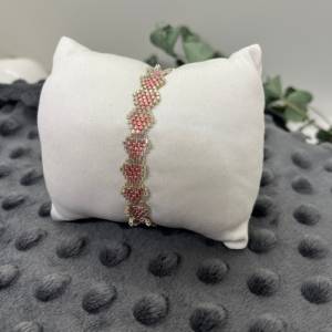Romantisches Armband „Hearts of silver“, kleine Saatperlen in Herzform, in glänzendem Silber  und metallischem rosa, Val Bild 4
