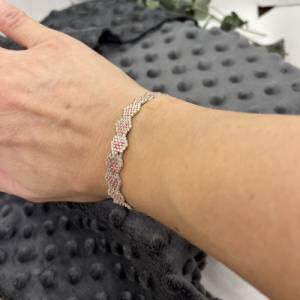 Romantisches Armband „Hearts of silver“, kleine Saatperlen in Herzform, in glänzendem Silber  und metallischem rosa, Val Bild 5