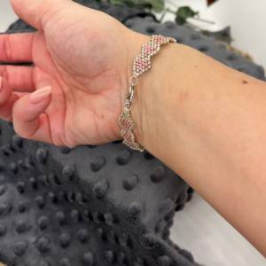 Romantisches Armband „Hearts of silver“, kleine Saatperlen in Herzform, in glänzendem Silber  und metallischem rosa, Val Bild 6