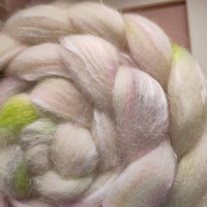 Handgefärbter Kammzug aus Corriedale-Wolle und Nylon in sanft-elfenhaften Farbtönen zum Handspinnen oder Filzen Bild 2