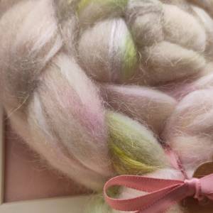 Handgefärbter Kammzug aus Corriedale-Wolle und Nylon in sanft-elfenhaften Farbtönen zum Handspinnen oder Filzen Bild 3
