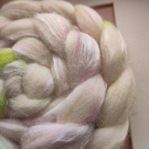 Handgefärbter Kammzug aus Corriedale-Wolle und Nylon in sanft-elfenhaften Farbtönen zum Handspinnen oder Filzen Bild 4