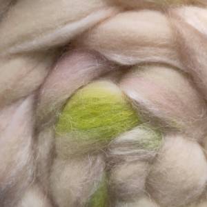 Handgefärbter Kammzug aus Corriedale-Wolle und Nylon in sanft-elfenhaften Farbtönen zum Handspinnen oder Filzen Bild 5
