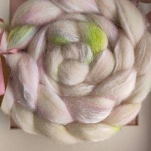 Handgefärbter Kammzug aus Corriedale-Wolle und Nylon in sanft-elfenhaften Farbtönen zum Handspinnen oder Filzen Bild 6