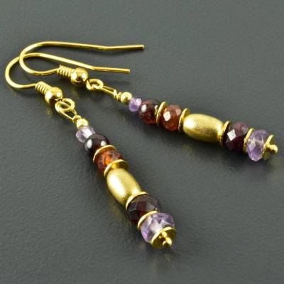 Hängeohrringe mit Granat und Amethyst, vergoldetes 925er Silber, zarte Ohrringe mit Edelsteinen in rot und lila, minimal
