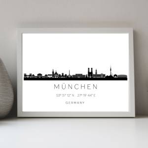 Poster MÜNCHEN SKYLINE mit Koordinaten | Heimat Stadt | Stadtposter | Personalisiert | Sehenswürdigkeiten Geschenk Kunst Bild 1