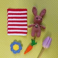 Box - Hase - Häschen mit Karotte, Kuscheldecke und Blumenkissen aus Baumwolle gehäkelt in Blechdose mit Namen Bild 2