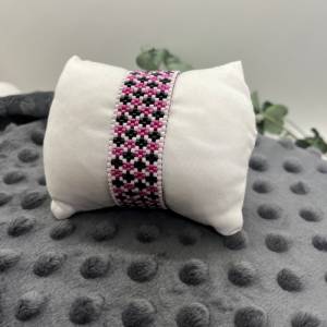 Manchetten-Armband „Crosses“, 2mm Saat Perlen, metallisches Pink, schwarz, weiß, modern, Miyuki, Peyotestitch Bild 1