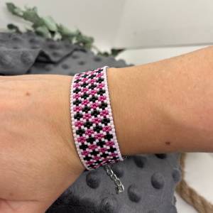 Manchetten-Armband „Crosses“, 2mm Saat Perlen, metallisches Pink, schwarz, weiß, modern, Miyuki, Peyotestitch Bild 2