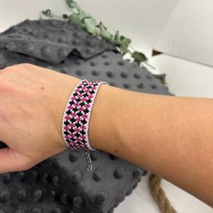 Manchetten-Armband „Crosses“, 2mm Saat Perlen, metallisches Pink, schwarz, weiß, modern, Miyuki, Peyotestitch Bild 3