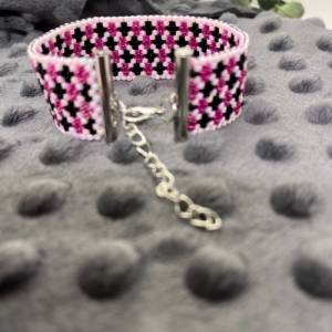 Manchetten-Armband „Crosses“, 2mm Saat Perlen, metallisches Pink, schwarz, weiß, modern, Miyuki, Peyotestitch Bild 4