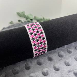 Manchetten-Armband „Crosses“, 2mm Saat Perlen, metallisches Pink, schwarz, weiß, modern, Miyuki, Peyotestitch Bild 5