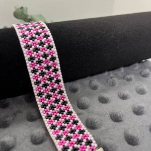 Manchetten-Armband „Crosses“, 2mm Saat Perlen, metallisches Pink, schwarz, weiß, modern, Miyuki, Peyotestitch Bild 6