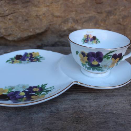 2 tlg. Kaffeegedeck Kaffeetasse Teetasse mit Gebäckteller Sammeltasse Monatstasse Januar Stiefmütterchen Dekor 80er Jahr