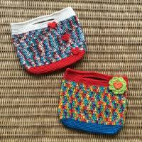 Gehäkelte Kindertasche für Kleinkinder in bunten Farben mit Häkelblüte und Herzchen Bild 5