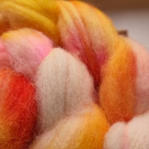 Handgefärbter Kammzug  aus 100% Merinowolle in sanft-frischen Farben zum Handspinnen oder Filzen - 90g - Pfirsich Melba Bild 3