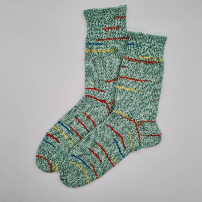Gestrickte dickere Socken in hellgrün bunt,Gr. 42/43,Stricksocken,Kuschelsocken aus 6 fach Sockenwolle handgestrickt