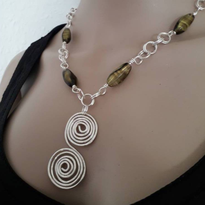 Wunderschöne Halskette mit tollen Böhmischen Glasperlen & großer Doppelspirale