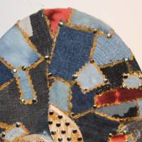 Osterdeko JEANS-EI  Collage auf einem Holzei aus Jeans und Metallplättchen im Shabby-Stil bemalt mit Acrylfarben Bild 3