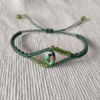zierliches Makramee Armband in grün mit kleinen Glasperlen in matt grün und einer marmorierten Schmuckperle Bild 2