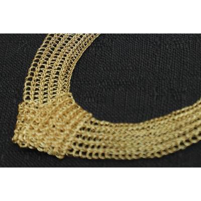 edle Knoten-Colliers gehäkelt aus Draht mit mittig eingearbeitetem Knoten und kleinen Perlen, mit Magnetverschluss