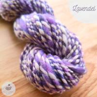 Handgesponnenes Garn aus Merinowolle, Seide und Nylon in Blau-Violett und Weiß zum Stricken oder Häkeln - 60g - Lavendel Bild 1