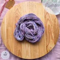 Handgesponnenes Garn aus Merinowolle, Seide und Nylon in Blau-Violett und Weiß zum Stricken oder Häkeln - 60g - Lavendel Bild 2