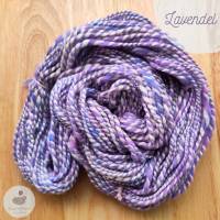Handgesponnenes Garn aus Merinowolle, Seide und Nylon in Blau-Violett und Weiß zum Stricken oder Häkeln - 60g - Lavendel Bild 3