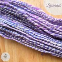 Handgesponnenes Garn aus Merinowolle, Seide und Nylon in Blau-Violett und Weiß zum Stricken oder Häkeln - 60g - Lavendel Bild 4