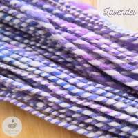 Handgesponnenes Garn aus Merinowolle, Seide und Nylon in Blau-Violett und Weiß zum Stricken oder Häkeln - 60g - Lavendel Bild 5