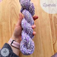 Handgesponnenes Garn aus Merinowolle, Seide und Nylon in Blau-Violett und Weiß zum Stricken oder Häkeln - 60g - Lavendel Bild 6