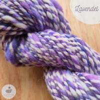 Handgesponnenes Garn aus Merinowolle, Seide und Nylon in Blau-Violett und Weiß zum Stricken oder Häkeln - 60g - Lavendel Bild 8
