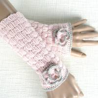 Armstulpen gestrickt aus Wolle in rosa mit grau und Häkelblume Bild 1
