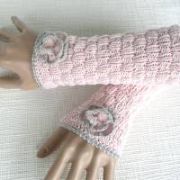 Armstulpen gestrickt aus Wolle in rosa mit grau und Häkelblume Bild 2