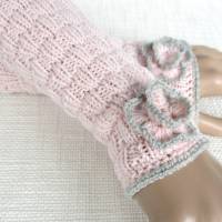 Armstulpen gestrickt aus Wolle in rosa mit grau und Häkelblume Bild 3