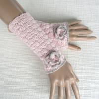 Armstulpen gestrickt aus Wolle in rosa mit grau und Häkelblume Bild 4