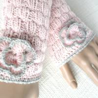 Armstulpen gestrickt aus Wolle in rosa mit grau und Häkelblume Bild 5